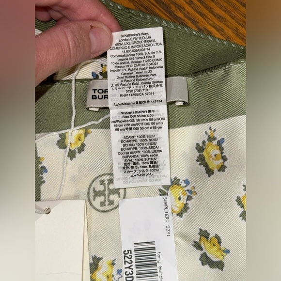 RARE Tory Burch NWT Garden Rose Print Square 100% Silk Scarf Neckerchief - Picture 6 of 7